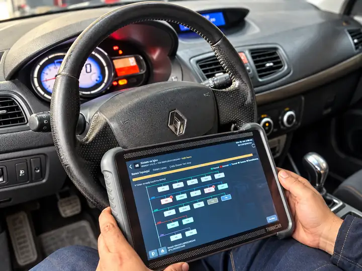 Renault araçta direksiyon sistemini kontrol etmek için kullanılan teşhis tableti