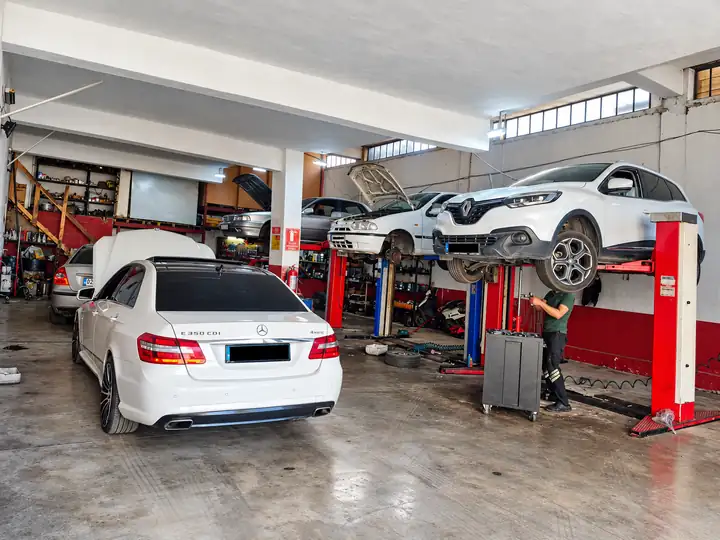 Atılım Oto Isparta servis atölyesinde lifte alınmış araçlar ve çalışma alanı